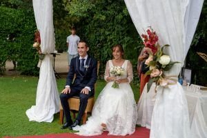 Ceremonia de boda al aire libre en los jardines del Restaurante el Priorat de Bayeres.