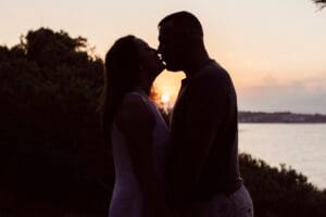 Carlos y Aida caminando juntos al amanecer frente al castillo de Tamarit durante su sesión de preboda.