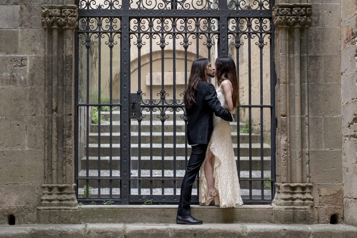 Pareja besándose ante una reja antigua del Monasterio de Poblet