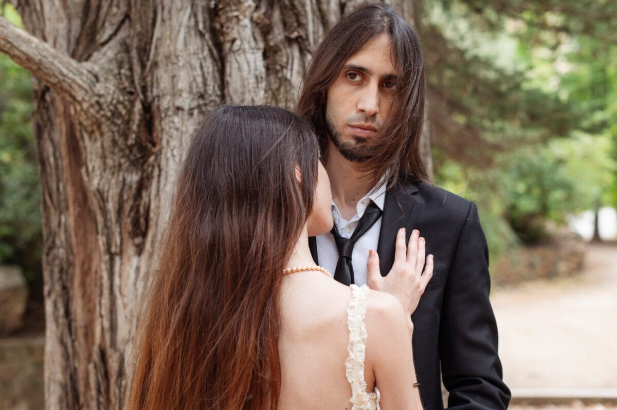 Retrato íntimo de pareja junto a un árbol centenario en Poblet