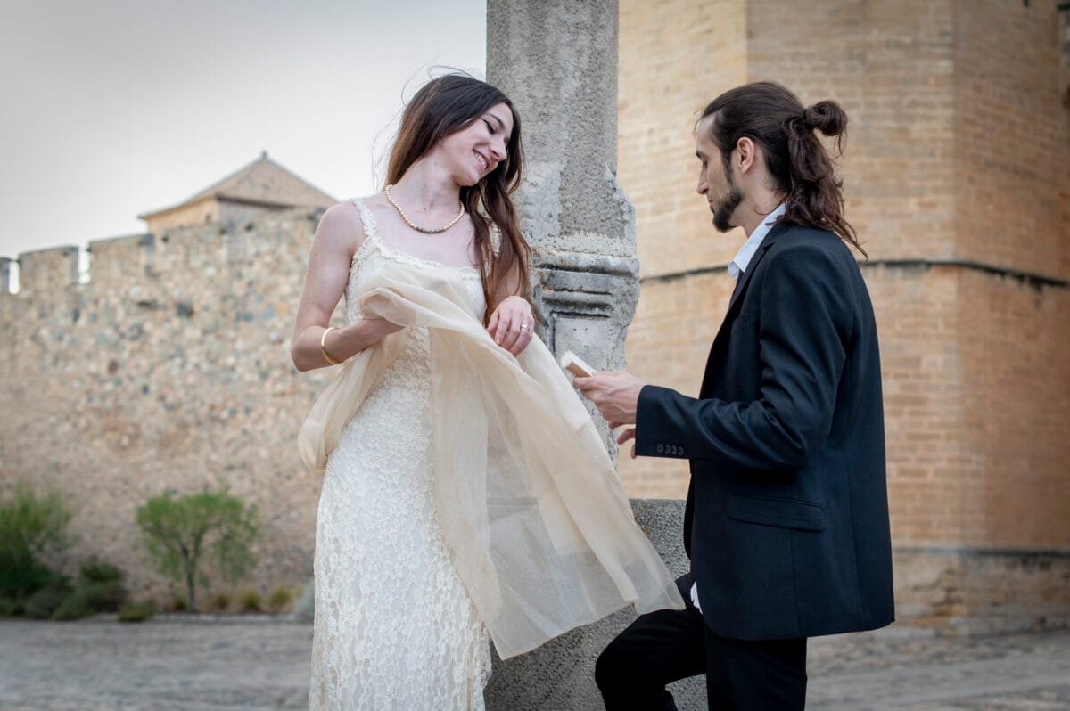 Novia con el chal y el novio junto a la muralla de Poblet