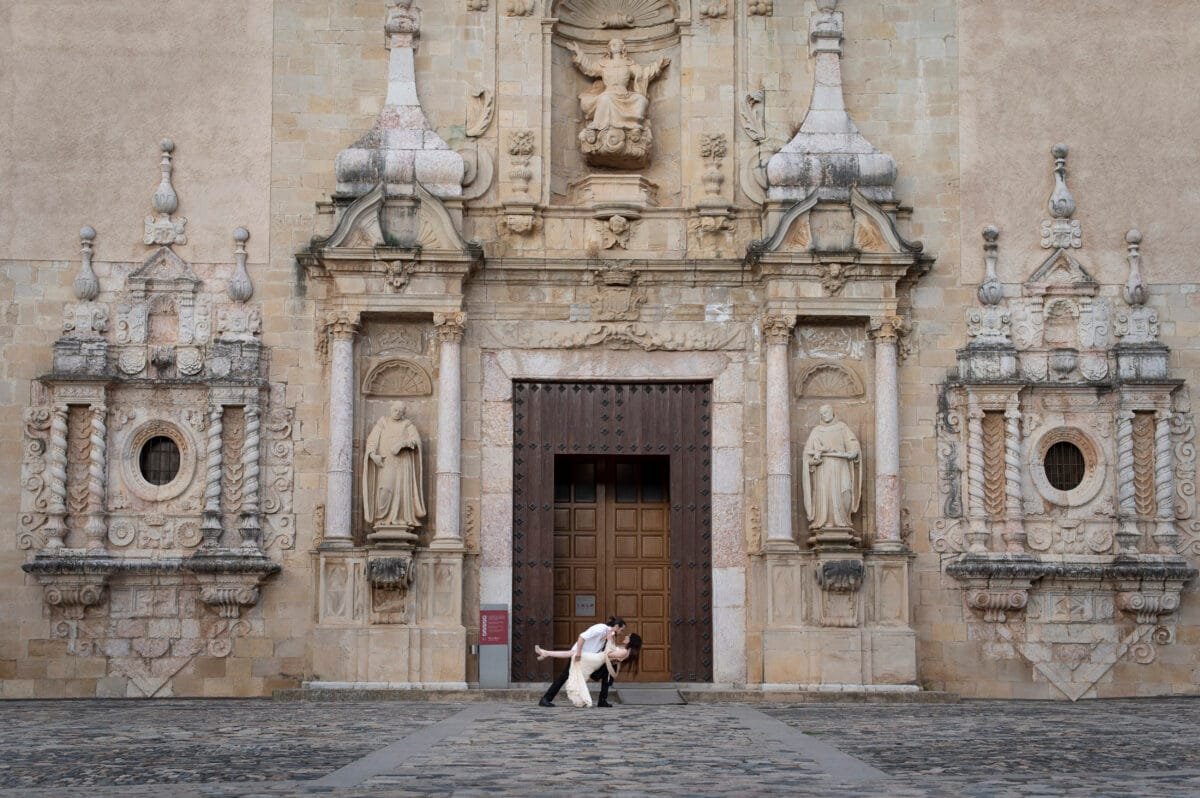 Paso de baile ante la portada barroca del Monasterio de Poblet
