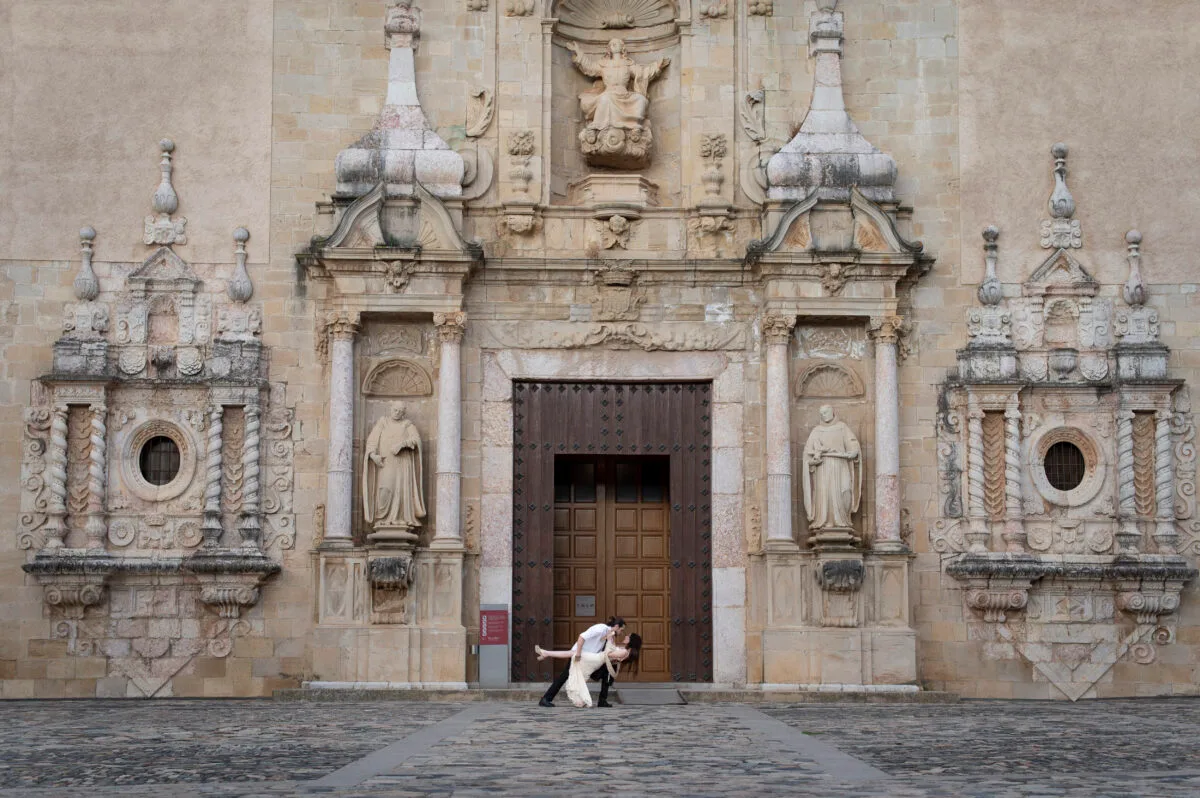 Paso de baile ante la portada barroca del Monasterio de Poblet