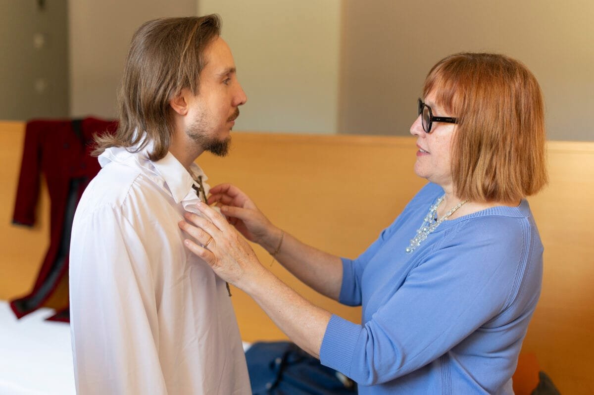 Preparativos del novio: su madre le ajusta la camisa