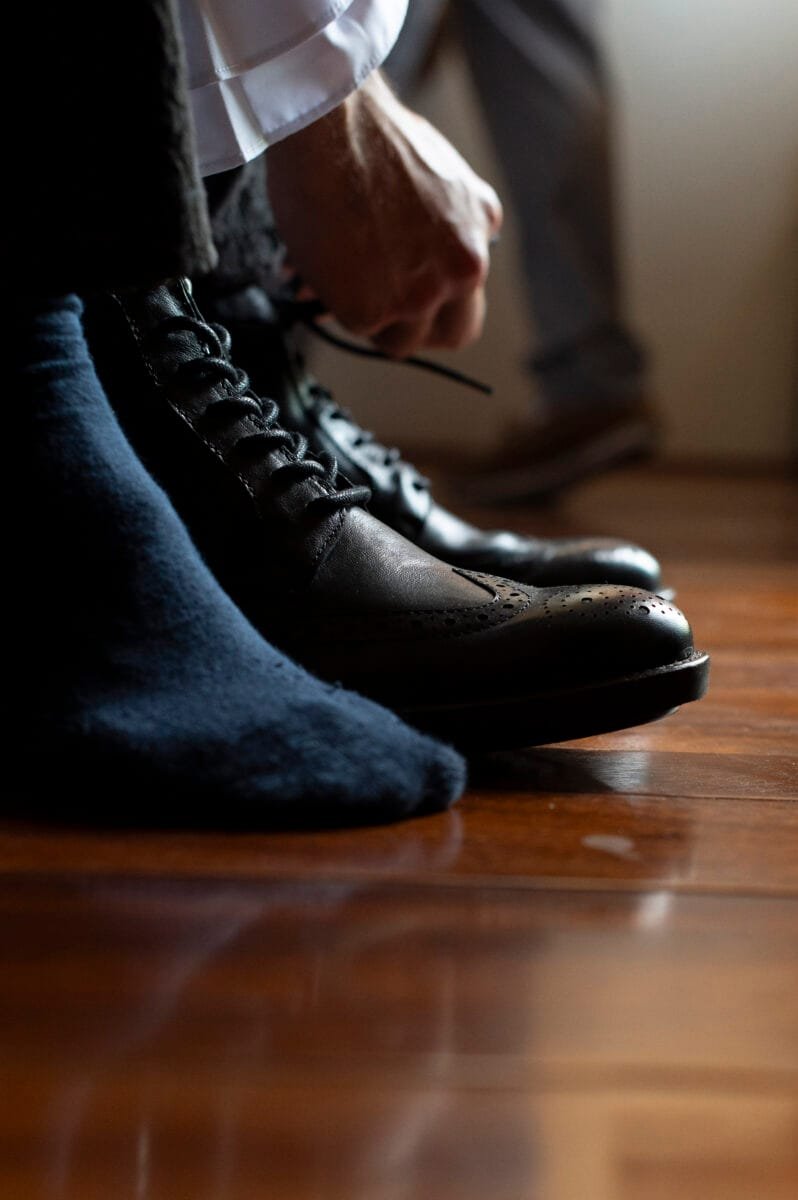 Detalle de los zapatos del novio en los preparativos