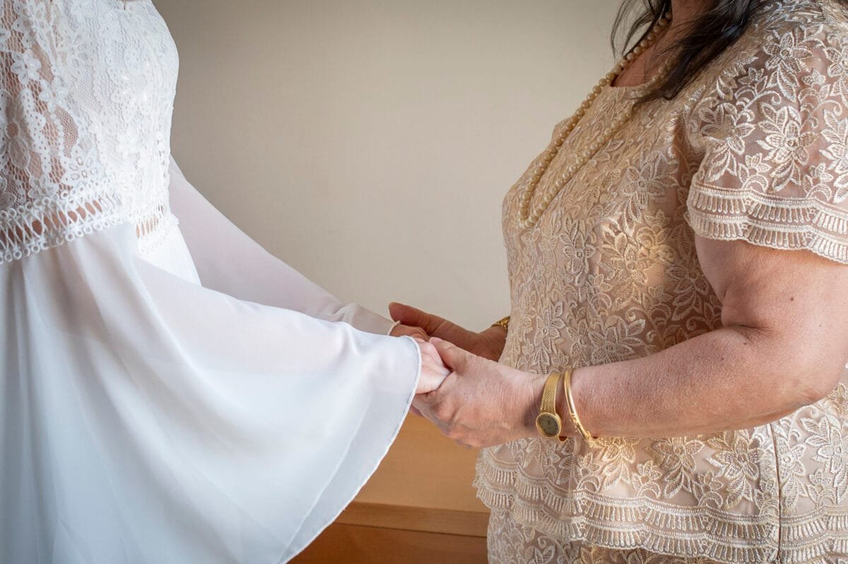La novia y su madre se cogen de las manos