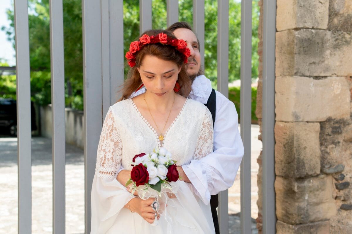 Abrazo de los novios ante la reja del Monasterio de Poblet