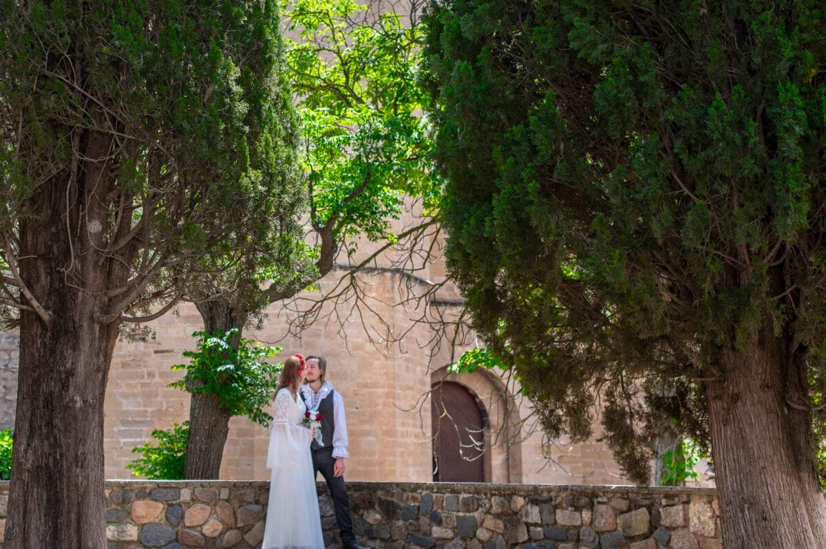 Los novios entre cipreses junto a la capilla de Sant Jordi