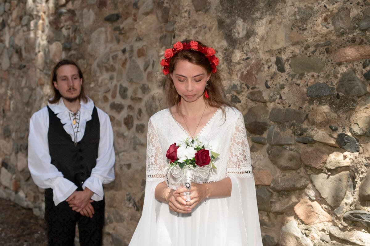 La novia emocionada ante la muralla de piedra de Poblet