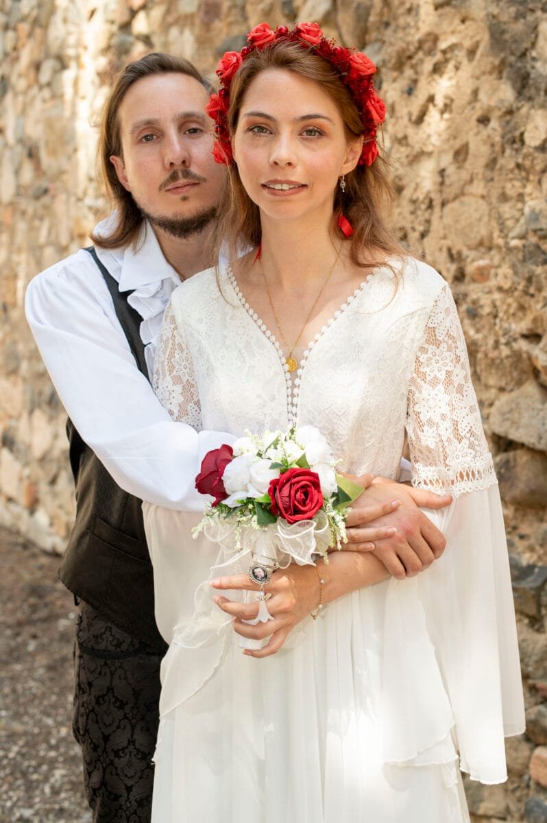 Retrato de los novios abrazados junto a la muralla de Poblet