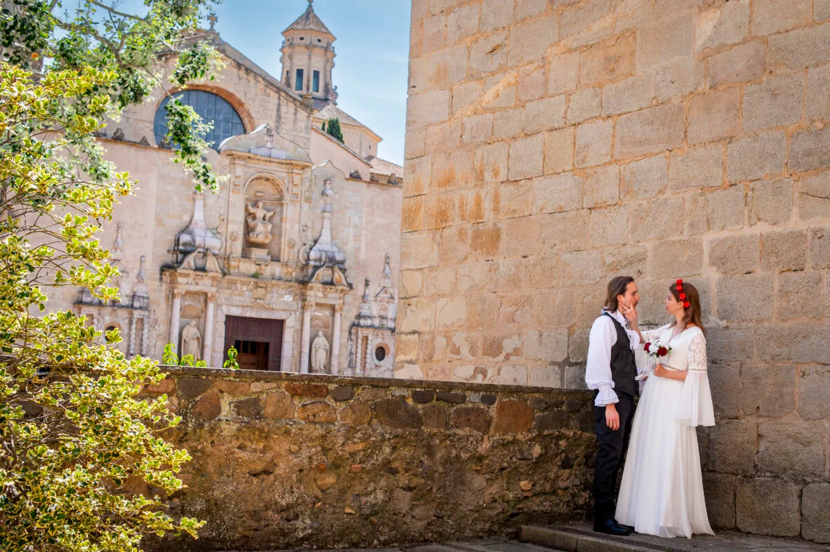 Los novios frente a la iglesia del Monasterio de Poblet