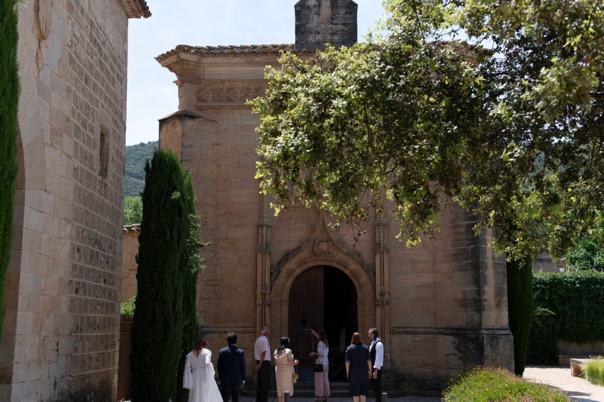 Llegada de los invitados a la capilla de Sant Jordi de Poblet