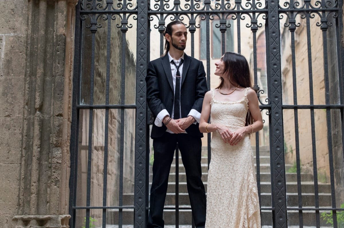 Novios se miran ante la reja del Monasterio de Poblet