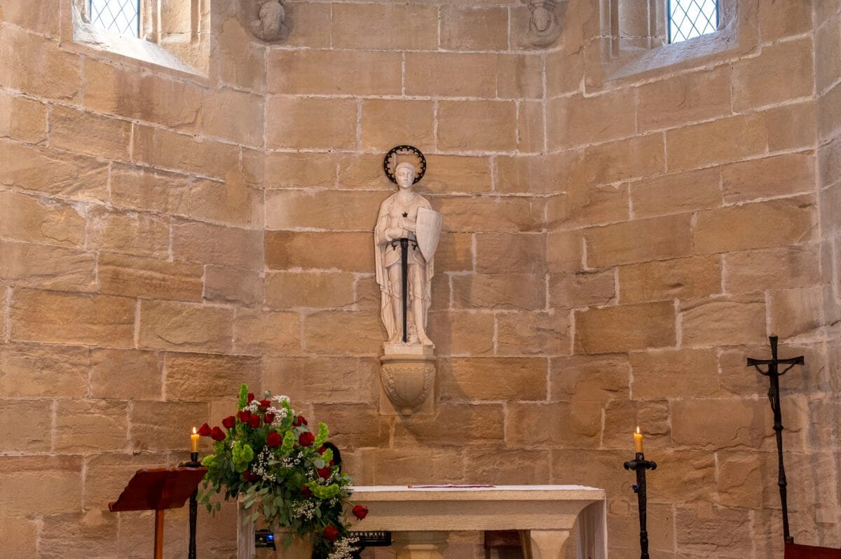 Altar de la capilla de Sant Jordi decorado con rosas rojas