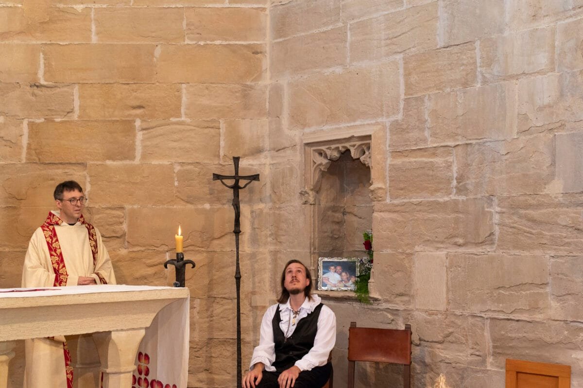 El novio emocionado durante la ceremonia en la capilla de Sant Jordi