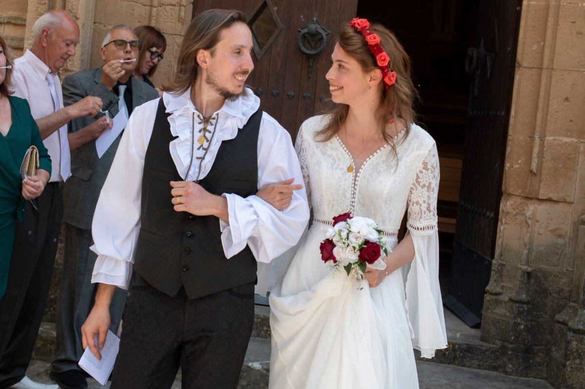 Salida de los novios de la capilla de Sant Jordi entre pompas de jabón