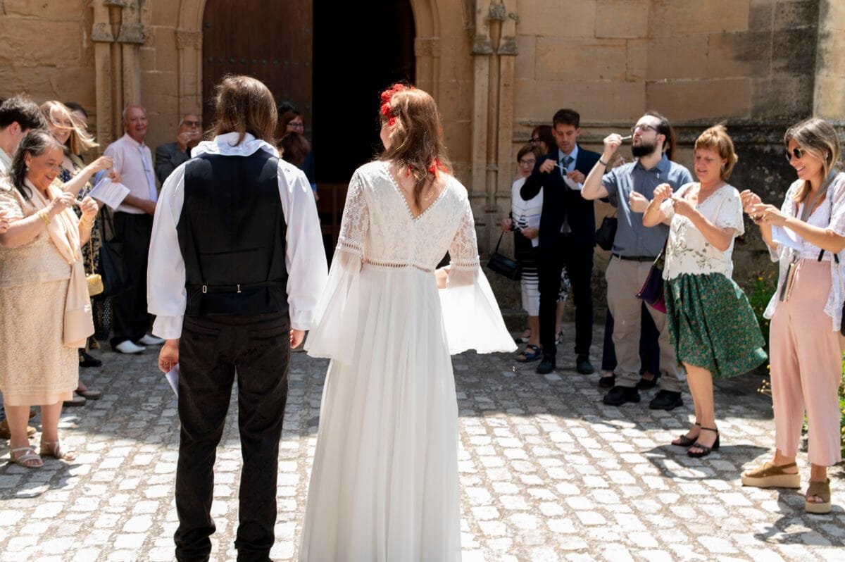 Los invitados reciben a los novios con pompas de jabón en Poblet