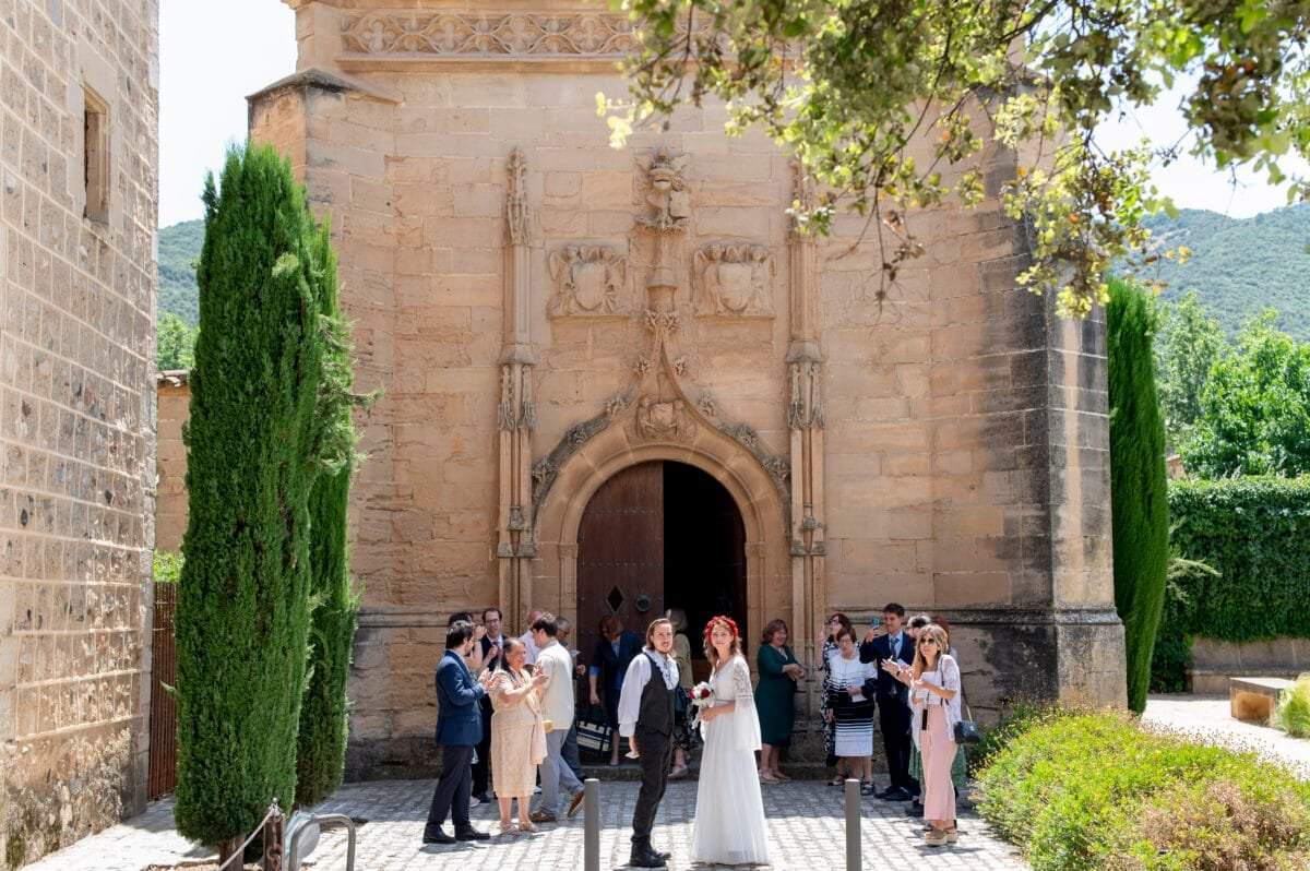 Los novios y sus invitados ante la fachada gótica de la capilla de Sant Jordi