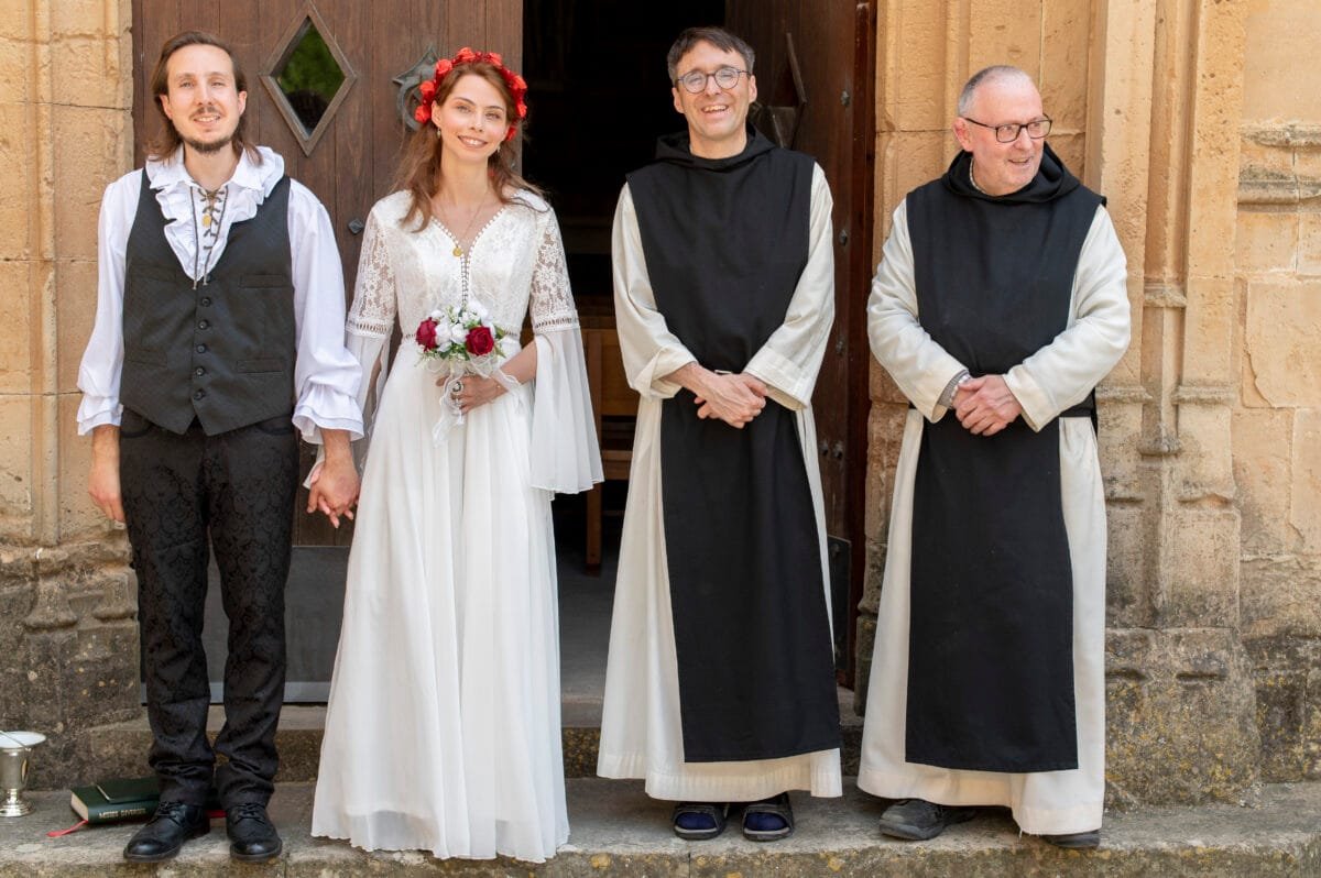 Los novios con los monjes de Poblet a la puerta de la capilla
