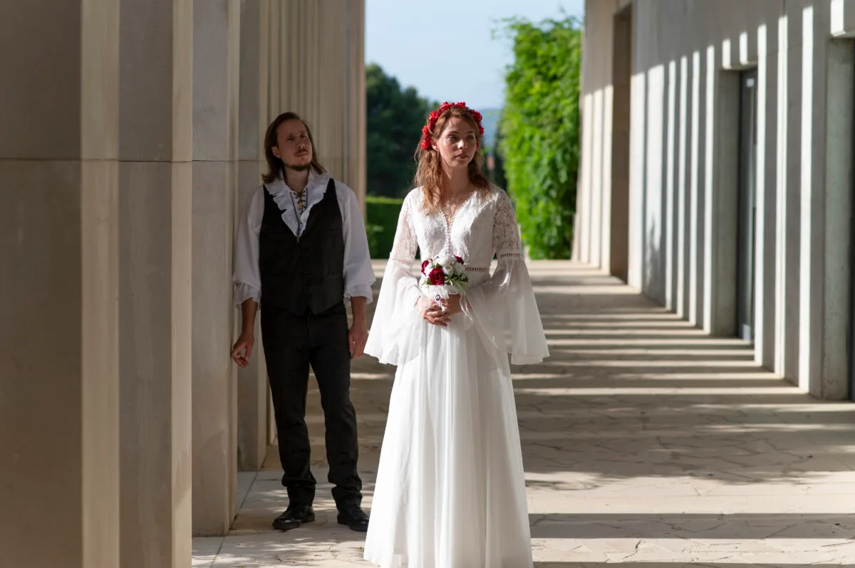 Los novios en una galería de columnas junto al Monasterio de Poblet