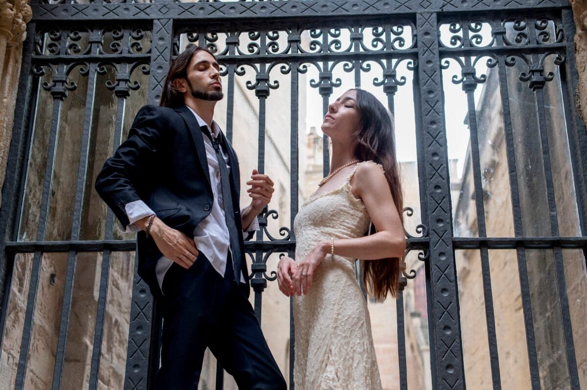 Pose de pareja con estilo ante una reja antigua de Poblet