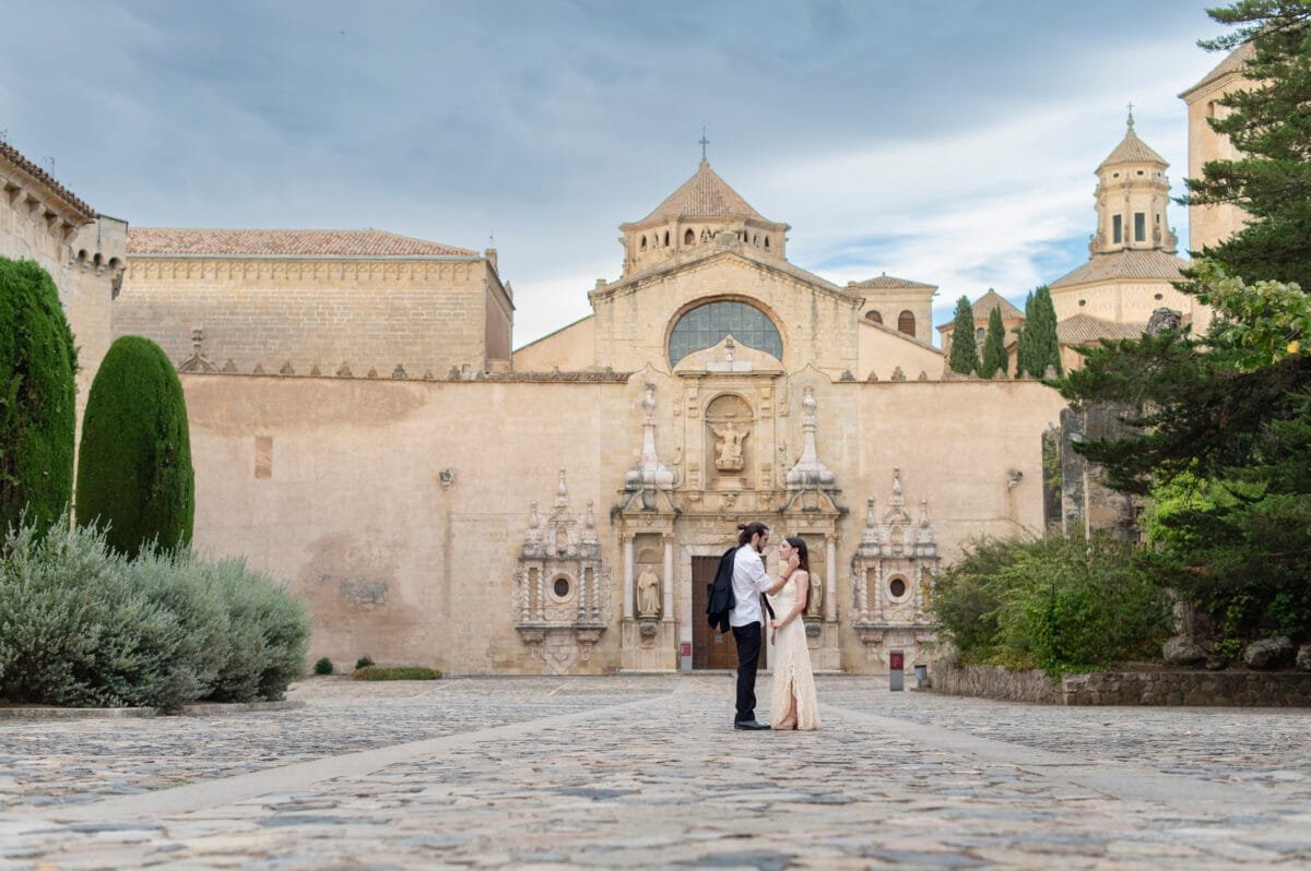 Pareja frente a la fachada del Monasterio de Poblet
