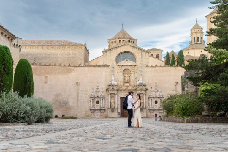 Pareja frente a la fachada del Monasterio de Poblet