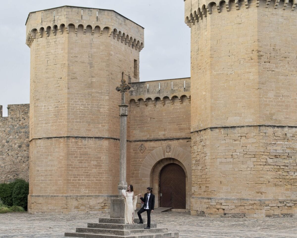 Novios ante las torres de la Puerta Real del Monasterio de Poblet