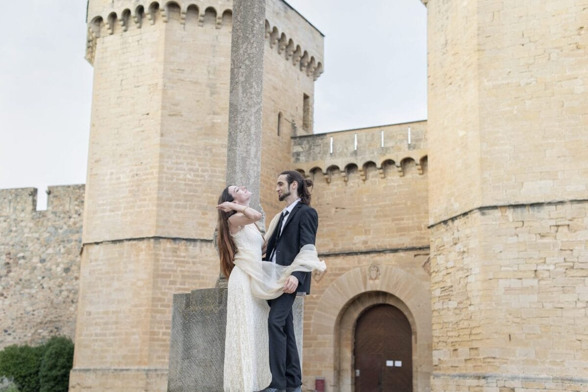 Pareja abrazada frente a las murallas del Monasterio de Poblet
