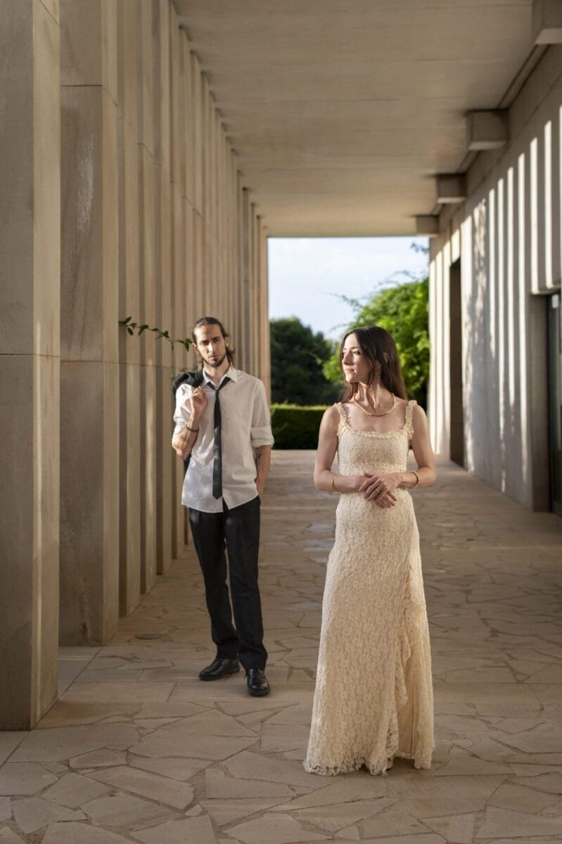 Pareja en un pasillo con columnas, preboda en Poblet