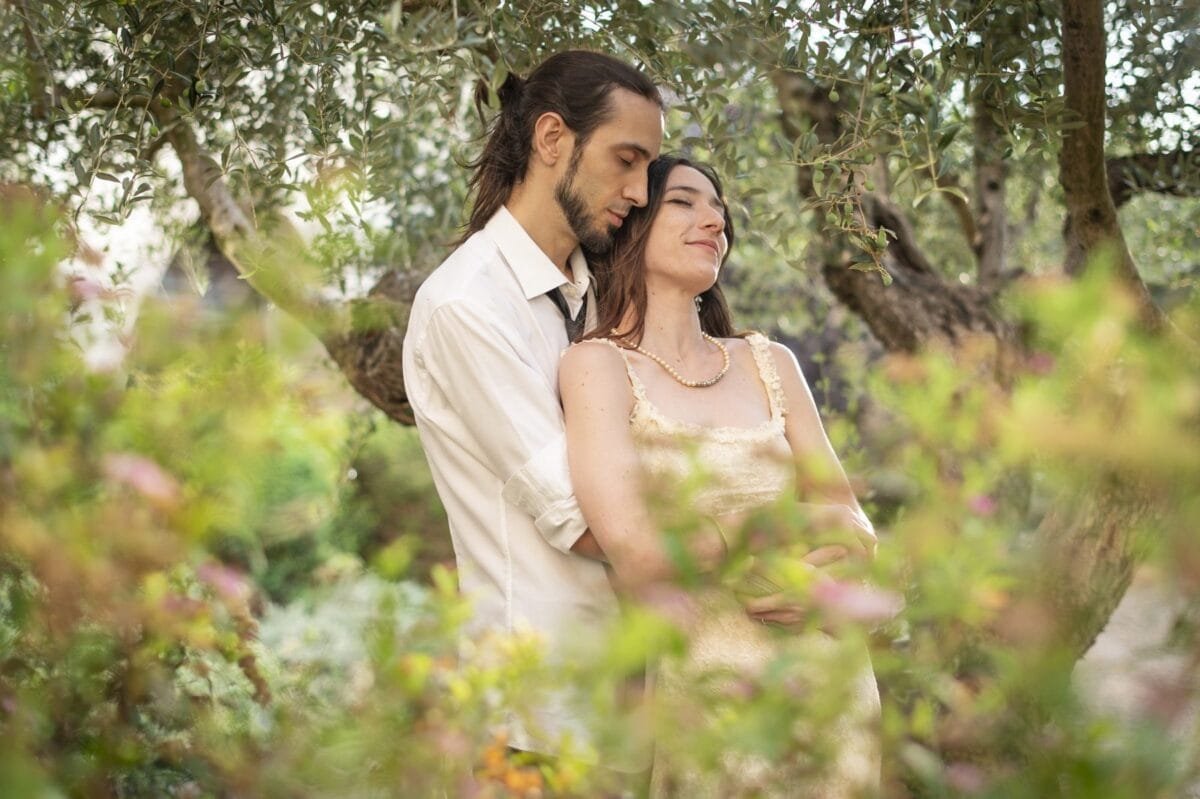 Retrato de pareja entre olivos en Poblet