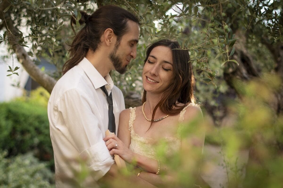 Pareja sonriendo entre la vegetación, preboda en Poblet