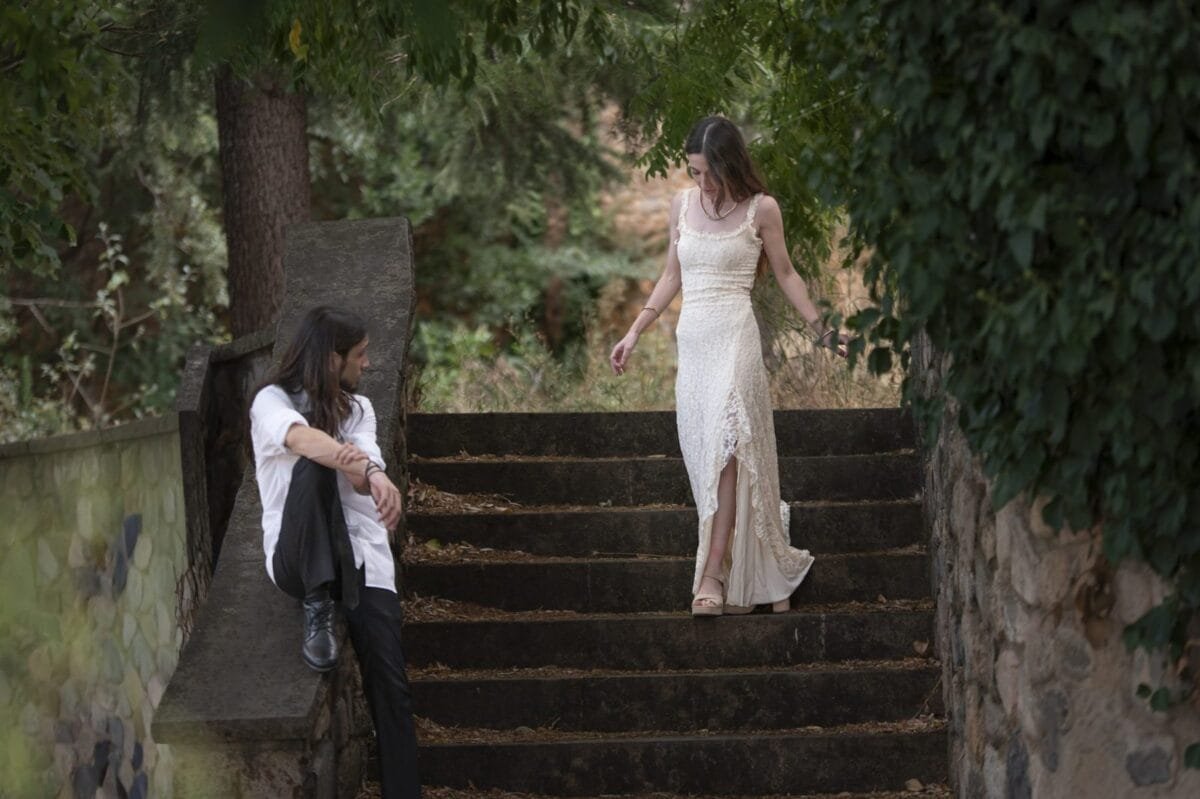 Novia bajando una escalera de piedra en Poblet