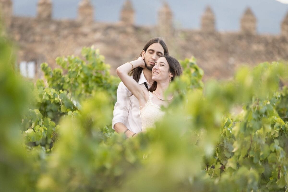 Beso entre viñas junto a la muralla del Monasterio de Poblet